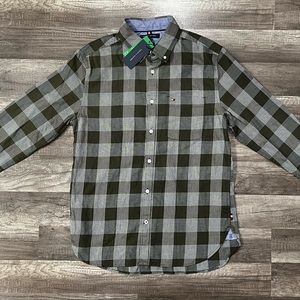 Tommy Hilfiger Slim Fit Long Sleeve Button Down Shirt Size Medium. New with tags